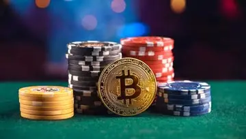 des bitcoins et des jetons de casino sur une table de casino