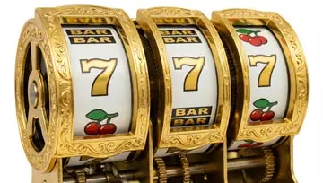 Machine à sous à 3 rouleaux sur le thème de l'or