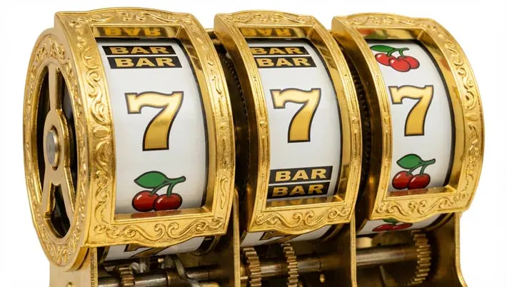 Machine à sous à 3 rouleaux sur le thème de l'or